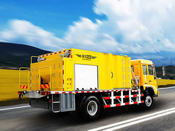 Kamion koji sam krpi rupe na putu