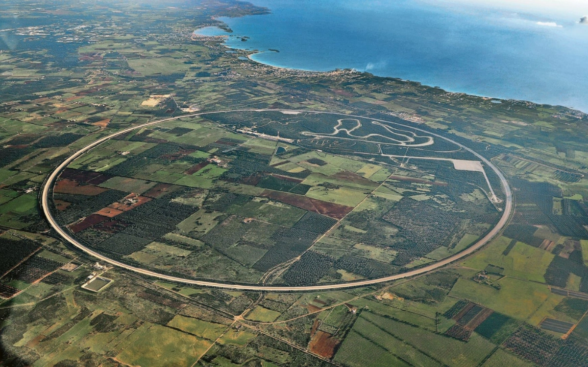 Italija ima savršeno kružno testiralište gde automobili mogu da voze punim gasom bez skretanja