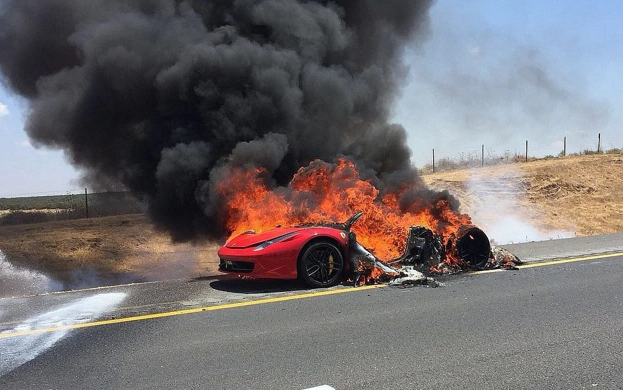 Kupio Ferrari, zapalio ga posle sat vremena jer nije znao da vozi RWD